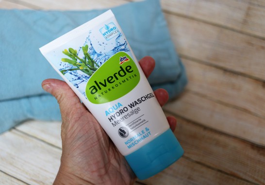 lidská ruka drží Alverde Aqua mycí gel